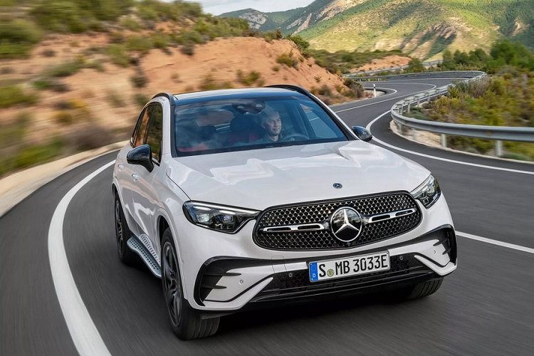 Dòng SUV hạng sang  Mercedes-Benz GLC 2023 mới đã chính thức trình làng vào hồi tháng 6 năm ngoái. Mãi đến nay, thương hiệu ngôi sao 3 cánh mới công bố giá bán của GLC 2023 ở thị trường Mỹ. Theo đó, ở thế hệ mới, Mercedes-Benz GLC tăng giá mạnh so với trước.