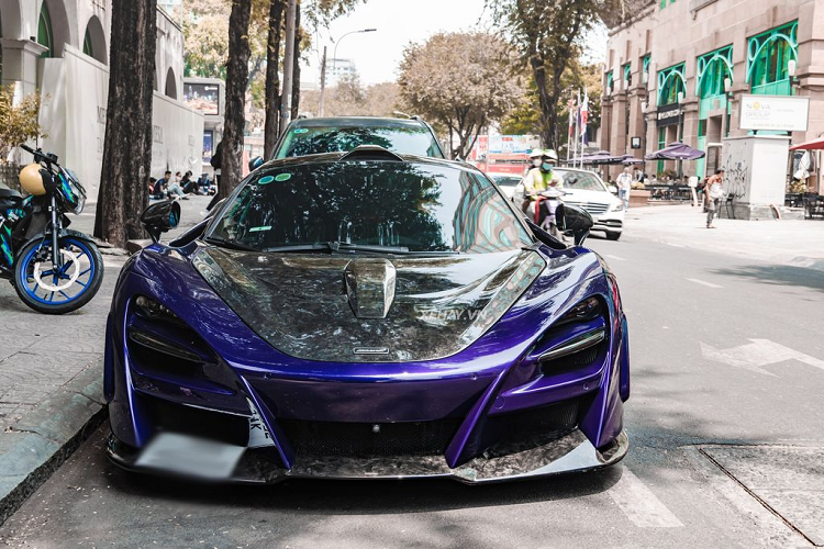 Có thể nói,  McLaren 720S tại Việt Nam đã và đang trở thành xu thế. Số lượng xe đang lăn bánh tải dải đất hình chữ S tính đến nay đã có khoảng hơn 10 chiếc cả bản Coupe và Spider. Trong số đó, có không ít chiếc 720S "độc nhất" ví dụ như chiếc 720S Spider màu đỏ Memphis Red và chiếc 720S màu tím Lantana Purple trong bài.