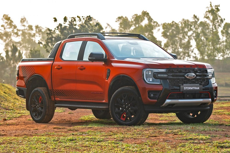 Ford Ranger thế hệ mới đã lần đầu tiên trình làng ở thị trường Thái Lan vào hồi tháng 3 năm ngoái. Sau đúng 1 năm, cũng trong triển lãm Bangkok International Motor Show, hãng xe Mỹ đã chính thức vén màn phiên bản mới của dòng xe bán tải này, đó là  Ford Ranger Stormtrak 2023 mới.