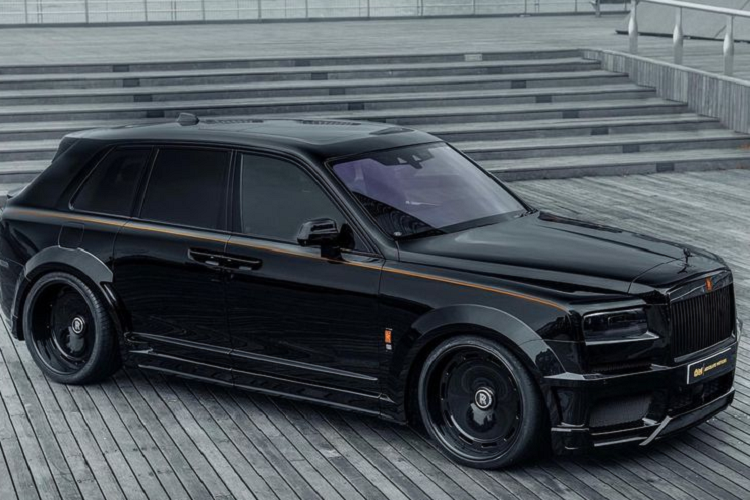 Ngoại hình của chiếc  Rolls-Royce Cullinan siêu sang vốn đã sang trọng nay còn trở nên ngầu hơn khi qua tay những người thợ của xưởng Absolute. Cụ thể, chiếc Cullinan được bổ sung bộ bodykit thân rộng bao gồm ốp hông, ốp vòm bánh xe và một số phụ kiện ở phía trước và phía sau. 