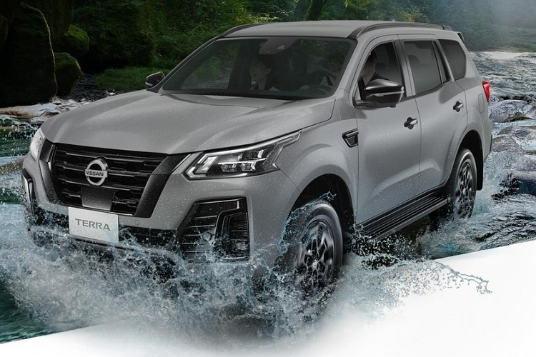 Hãng xe Nhật Bản đã chính thức giới thiệu mẫu SUV  Nissan Terra Sport 2023 mới tới khách hàng Thái Lan trong khuôn khổ Triển lãm Ô tô Quốc tế Bangkok 2023 với ngoại hình thể thao, hầm hố hơn cùng hàng loạt các trang bị tiện nghi hiện đại