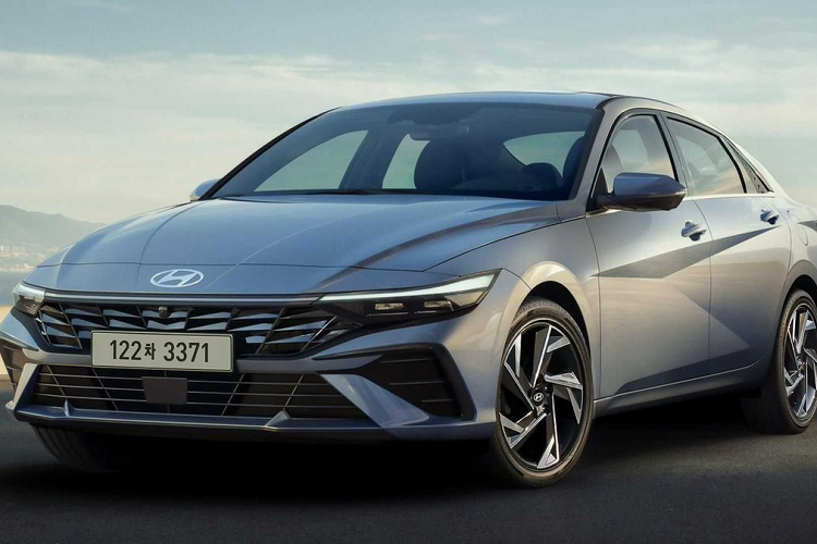  Hyundai Elantra 2023  Theo MotorTrend, lựa chọn số 1 về dòng xe sedan hybrid là  Hyundai Elantra Hybrid 2023 mới. Trước đó, mẫu Elantra 2021 cũng giành danh hiệu Car of the Year thuộc giải thưởng NACTOY (North American Car, Utility and Truck of the Year), một giải thưởng uy tín được ví với giải Oscar dành cho xe hơi.