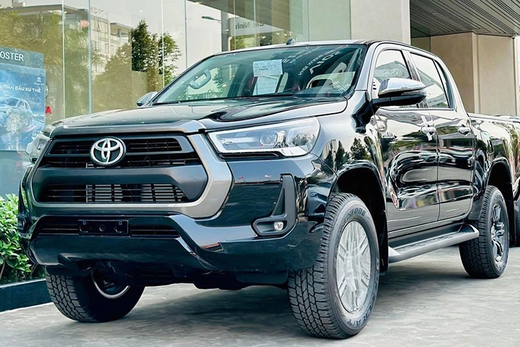 Cách đây không lâu, trên trang web chính hãng, Toyota Việt Nam đã công bố việc Hilux chính thức trở lại từ tháng 3/2023 sau hơn 1 năm vắng bóng. Đến nay, những chiếc  Toyota Hilux 2023 mới đã bắt đầu cập bến các đại lý tại nhiều tỉnh, thành của Việt Nam.