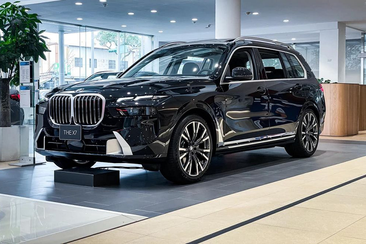 Theo thông tin từ đại lý,  BMW X7 2023 mới bản nâng cấp giữa vòng đời sẽ ra mắt tại thị trường Việt Nam ngay trong tháng 4 này. Mẫu SUV cỡ lớn mang thương hiệu Đức hiện được nhận đặt cọc với 2 phiên bản BMW X7 M Sport và Pure Excellence, đi kèm giá bán dự kiến 6,299 và 7,399 tỷ đồng. Trước đó, mẫu xe này từng lộ ảnh đăng kiểm tại một cơ sở ở Hà Nội.