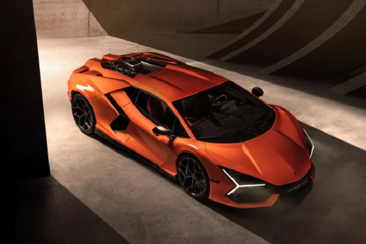 Tuy nhiên, theo xác nhận của CEO Lamborghini Stephan Winkelmann tại sự kiện xem trước xe cho khách VIP hồi tháng trước (mà giờ mới được công khai),  Lamborghini Revuelto 2023 mới đã bán sạch số xe dự định sản xuất trong 2 năm tới ngay tại thời điểm đó, trước cả khi xe được ra mắt chính thức.