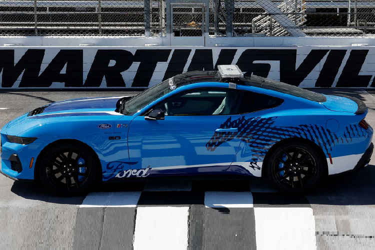 NASCAR 2023 sẽ có sự góp mặt của  Ford Mustang GT Pace Car làm xe an toàn. Chiếc Mustang thế hệ mới sẽ có ngoại thất xanh Grabber Blue, kết hợp bộ tem đua đặc trưng Ford Performance, có thêm đèn tín hiệu trên nóc, cản trước và sau. Nhiệm vụ của xe an toàn trong NASCAR là đảm bảo an toàn cho các tay đua và khán giả thông qua việc điều chỉnh tốc độ và giữ khoảng cách giữa các xe.