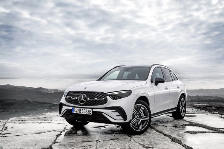 Hiện nay, các đại lý đã nhận  đặt cọc Mercedes-Benz GLC 2023 với mức giá dự kiến lên tới 2,9 tỷ đồng cho phiên bản GLC 300 cao cấp nhất. Như vậy, mức giá xe Mercedes-Benz GLC 2023 bán ra cao hơn đáng kể so với phiên bản hiện hành (1,909 đến 2,639 tỷ đồng). Hai phiên bản mở bán đợt đầu là GLC 200 4Matic và GLC 300 4Matic.