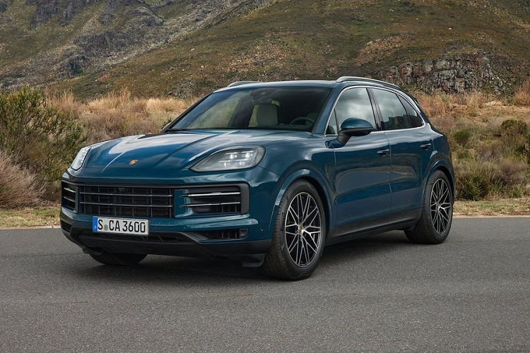 Trang bị động cơ trên tất cả các phiên bản  Porsche Cayenne 2024 mới vừa ra mắt đều được nâng cấp hiệu suất. Cụ thể, phiên bản tiêu chuẩn sử dụng máy V6 3.0L tăng áp cho công suất 368 mã lực và mô-men xoắn 500 Nm, mạnh hơn phiên bản tiền nhiệm 13 mã lực.