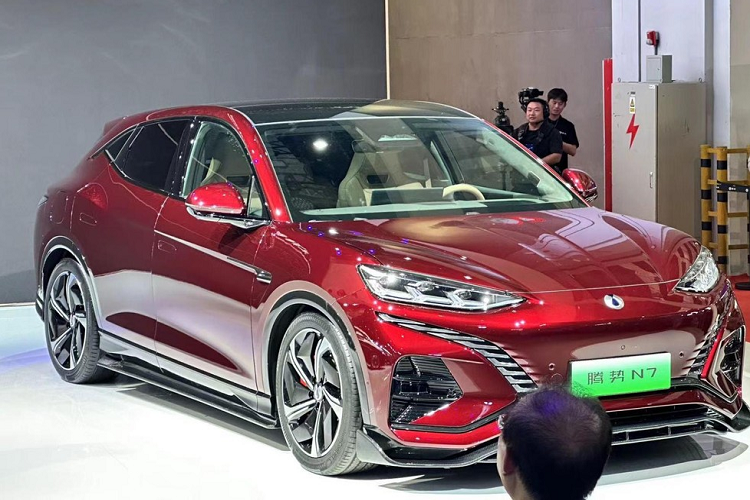 Tại triển lãm ô tô Thượng Hải 2023, thương hiệu cao cấp Tengshi Motors, do liên doanh giữa hãng xe Trung Quốc BYD với Daimler - tập đoàn mẹ của Mercedes-Benz tạo ra, đã cho ra mắt chiếc xe SUV cỡ trung 5 chỗ ngồi  Denza N7 2024 mới. Đây là thành viên mới tinh trong 5 dòng sản phẩm bắt đầu bằng các chữ cái D, E, N, Z và A của Denza hứa hẹn sẽ làm bùng nổ thị trường xe điện của Trung Quốc.