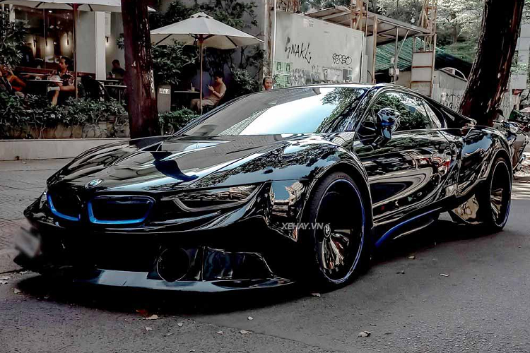 Theo đó, chiếc  BMW i8 hàng độc trong bài sở hữu bộ widebody được lấy cảm hứng từ bản thiết kế do nghệ sĩ Khyzyl Saleem hợp tác cùng StanceWorks, cùng với đó là một số chi tiết lấy từ chiếc BMW M1 Procar.