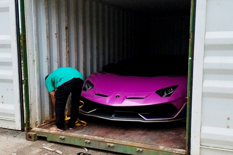 Mới đây, thông tin về việc 1 chiếc siêu xe  Lamborghini Aventador SVJ LP770-4 Roadster mui trần mang màu sơn tím, nằm trong container và được một công ty nhập khẩu tư nhân Việt Nam xác nhận mang về nước đã nhận được sự quan tâm không nhỏ của giới mê xe cũng như cộng đồng mạng.