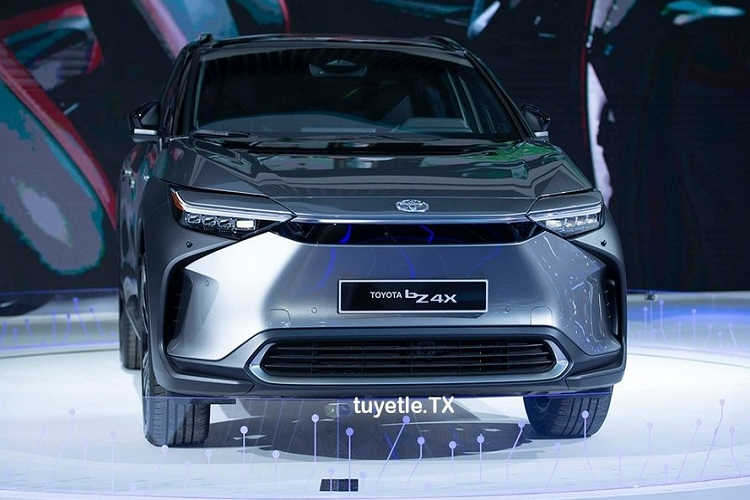 Tháng 10 năm 2022, Toyota Việt Nam đã mang về nước chiếc xe điện bZ4X nhằm để trưng bày tại triển lãm ô tô Việt Nam 2022. Trong khi đó, tại 1 số nước hàng xóm của chúng ta, Toyota bZ4X đã được ra mắt và bày bán trước, tuy nhiên, không phải thị trường nào cũng đón nhận chiếc xe điện này, thậm chí, còn phải giảm giá để kích cầu mua sắm.