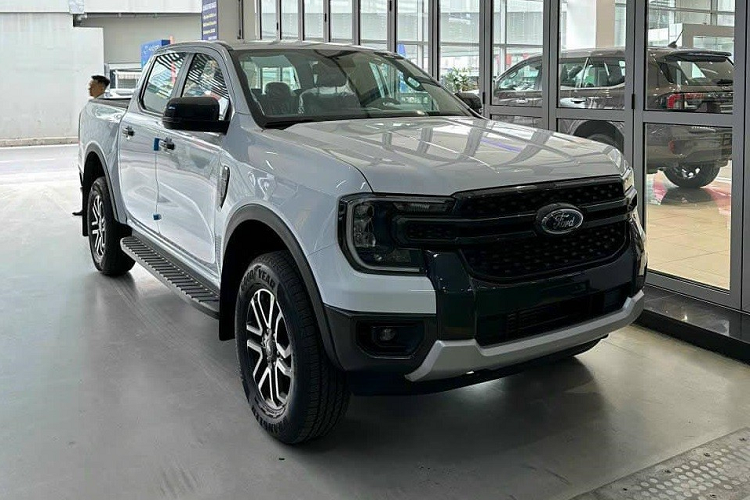 Vào đầu tháng 5/2023, hãng Ford đã chính thức tăng giá bán và bổ sung phiên bản cho dòng xe bán tải Ranger ở Việt Nam. Theo đó, "vua bán tải" tại Việt Nam được bổ sung phiên bản Sport 2.0L 4x4 AT mới. Chẳng bao lâu sau đó, những chiếc  Ford Ranger Sport 2.0L 4x4 AT 2023 mới đã xuất hiện ở đại lý.