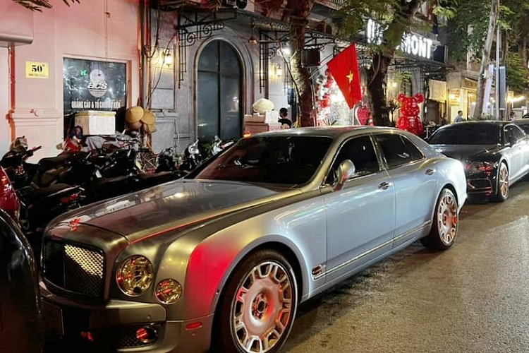 Thông tin về đoàn xe  Rolls-Royce và Bentley rước dâu, được biết chú rể là 1 doanh nhân có tiếng tại Hải Phòng, ngoài ra, ông còn đang là tổng giám đốc của 1 công ty cổ phẩn chuyên kinh doanh mặt hàng thiết bị chuyên dụng cơ khí xây dựng...