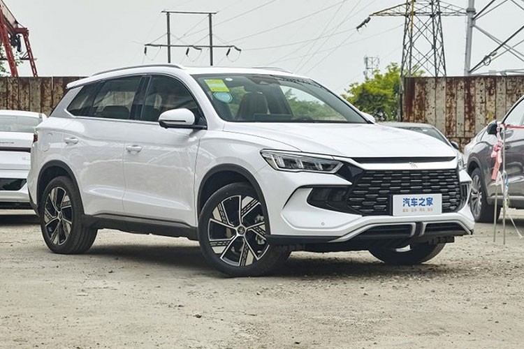 Mới đây, hãng xe BYD vừa tung ra những hình ảnh chính thức về mẫu SUV cỡ C của mình, chiếc  BYD Song Pro DM-i 2023 mới đã nhanh chóng nhận được sự quan tâm của cộng đồng mạng Trung Quốc. So với mẫu 2022 hiện đang bán trên thị trường, phiên bản này có điểm nhấn lớn nhất là thiết kế mặt trước.