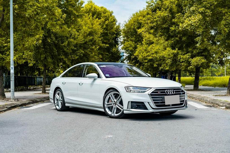 Gần đây, một chiếc  Audi S8 đời 2021 bất ngờ xuất hiện trên thị trường xe cũ. Đáng chú ý, đây là chiếc Audi S8 đầu tiên được đưa về Việt Nam, vào năm 2021. Vào thời điểm đó, mức giá để lăn bánh chiếc sedan hạng sang này rơi vào khoảng 15 tỷ đồng.