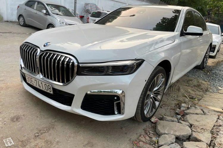 Chiếc  BMW 750Li đời 2009 đăng ký 2011 mang biển số Hà Nội này, mới lăn bánh khoảng 90.000 km. Nó hiện đang được rao bán trên sàn xe cũ và được khá nhiều người dùng quan tâm.