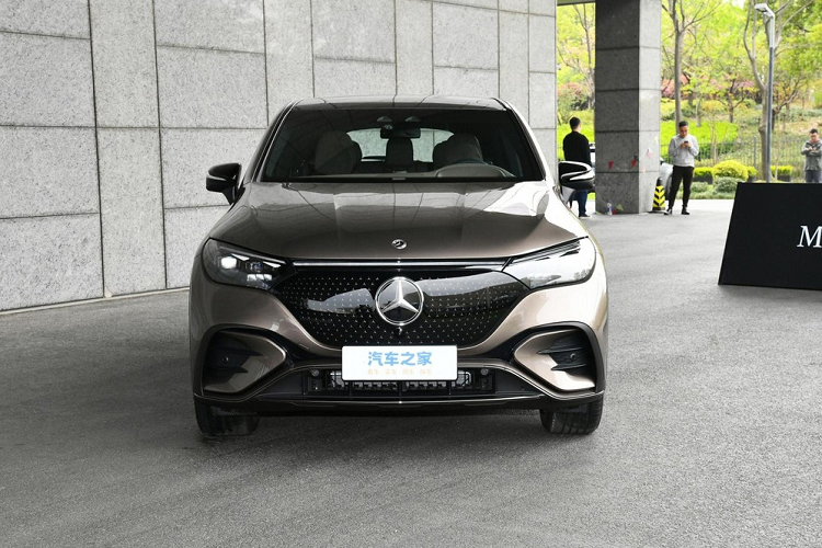 Liên doanh Beijing và Mercedes-Benz đã chính thức tổ chức lễ ra mắt cho mẫu xe điện hoàn toàn mới EQE SUV với các khách hàng Trung Quốc. Tại buổi họp báo, liên doanh này chia sẻ là vào năm 2023, dải sản phẩm xe năng lượng mới của Mercedes-Benz tại thị trường Trung Quốc sẽ mở rộng lên 17 mẫu xe, vì thế, sẽ có nhiều mẫu xe thuần điện sớm được ra mắt. Trong đó,  Mercedes-Benz EQE SUV 2024 mới là mẫu xe thuần điện thứ năm được Beijing - Mercedes Benz tung ra thị trường.