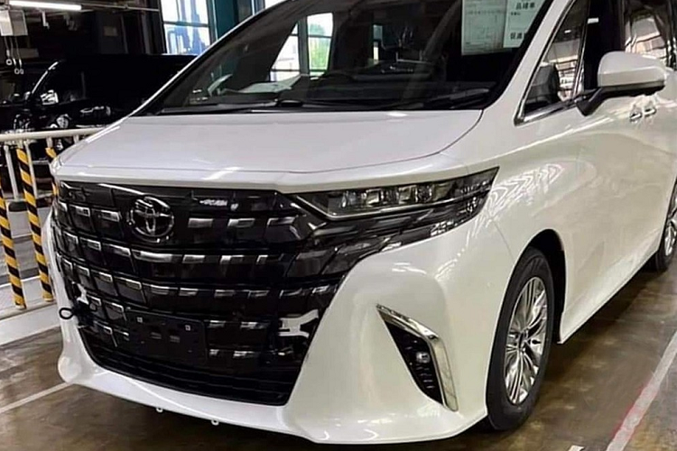 Theo tin đồn,  Toyota Alphard 2024 mới đã bắt đầu được sản xuất tại nhà máy ở Nhật Bản. Tin đồn này có vẻ đúng sự thật khi những hình ảnh chụp mẫu xe này tại nhà máy được lan truyền trên mạng. Đúng như những hình ảnh rò rỉ trước đó, Alphard 2024 được trang bị hệ thống đèn 2 tầng trên đầu xe.