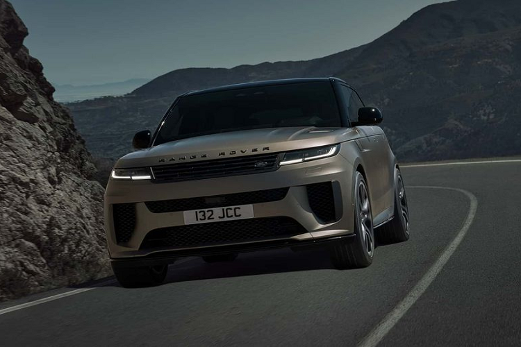 Được định vị là SUV hiệu suất cao thế nhưng từ trước đến nay Range Rover Sport không được đánh giá cao về sức mạnh bởi khối động cơ chỉ tương tự như dòng Range Rover tiêu chuẩn. Tuy nhiên, nhận định trên đã không còn đúng đối với phiên bản  Range Rover Sport SV 2024 mới vừa được ra mắt. Với khối động cơ mới, mẫu SUV này đã trở thành dòng xe mạnh nhất trong lịch sử của Land Rover.