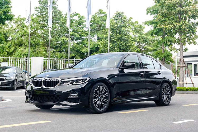 Trong bảng giá mới, áp dụng từ ngày 25/5/2023 của BMW tại Việt Nam, ngoài những mẫu xe sản xuất năm 2022 và 2023, còn có sự xuất hiện của  BMW 3-Series số VIN 2021. Để giải phóng những chiếc 3-Series tồn kho này, hãng BMW đã áp dụng mức giá khá hấp dẫn cho xe.