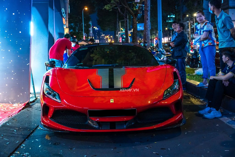 Tại triển lãm Geneva 2015, Ferrari 488 GTB từng được hãng xe nước Ý trình làng để thay thế cho 458 Italia. Sau 4 năm, mẫu xe này đã có hậu duệ là  Ferrari F8 Tributo mới. Là thế hệ "kế nhiệm" của 488 GTB, Ferrari F8 Tributo dần được giới chơi xe tại Việt Nam ưa chuộng với ngoại thất hiện đại và bắt mắt hơn.