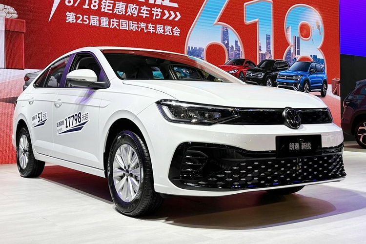 Tại triển lãm ô tô Trùng Khánh 2023 đang diễn ra ở Trung Quốc, liên doanh SAIC -  Volkswagen Lavida XR 2023 mới đã chính thức ra mắt, đây là phiên bản không liên quan gì đến dòng xe Lavida thế hệ thứ 3, bản nâng cấp giữa vòng đời ra mắt vào năm ngoái, và đang bán ra tại thị trường Trung Quốc.