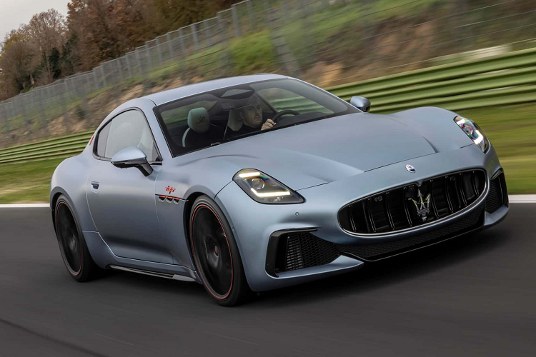 Maserati trở lại thị trường Mỹ với mẫu GranTurismo 2024, phiên bản tiêu chuẩn Modena.  Giá xe Maserati GranTurismo 2024 có mức khởi điểm từ 174.000 USD, còn phiên bản Trofeo có mức đắt đỏ hơn.