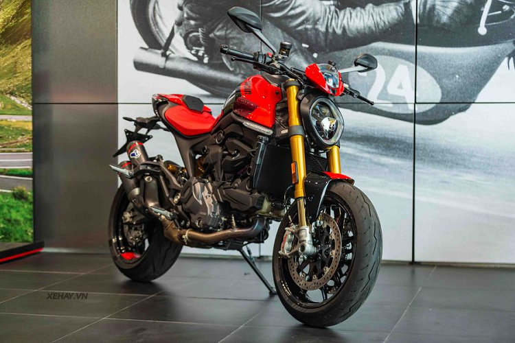 Chính thức ra mắt vào hồi tháng 9/2022,  Ducati Monster SP 2023 mới là phiên bản cao cấp nhất thuộc dòng Monster. Hậu tố SP trong tên gọi của mẫu xe này là viết tắt của từ Sport Production – đại diện cho các phiên bản được cải tiến về trang bị nhằm đưa tới hiệu suất vận hành tốt hơn.