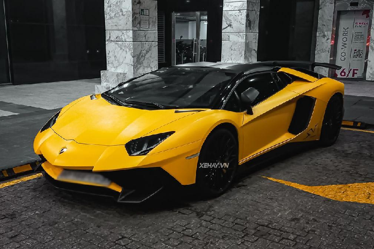  Lamborghini Aventador SV Roadster đầu tiên tạiViệt Nam được đưa về cuối tháng 12/2016. Thời điểm đó, “siêu bò” định cư ở Hà Nội và rất hiếm khi lộ diện trên đường phố. Sau một thời gian, Lamborghini Aventador SV Roadster bất ngờ chia tay chủ nhân tại Hà Nội và Nam tiến. Xe hiện đang thuộc sở hữu của một đại gia tại TP.HCM.