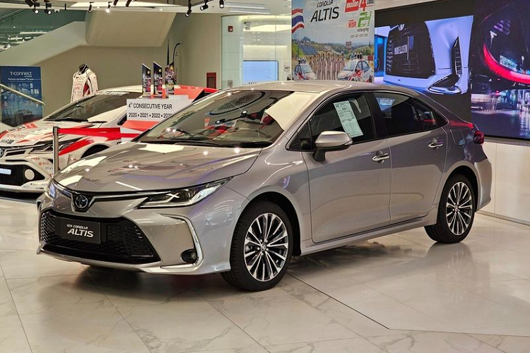 Phiên bản nâng cấp của  Toyota Corolla Altis 2024 mới sẽ ra mắt thị trường Việt Nam ngay trong năm nay. Đây là thông tin được một số đại lý chính hãng xác nhận với khách hàng trong thời gian qua. Nguồn tin này cho biết thêm, xe bán ở nước ta sẽ có ngoại hình và trang bị tương tự Altis 2024 vừa ra mắt Thái Lan hồi giữa tháng 6/2023.