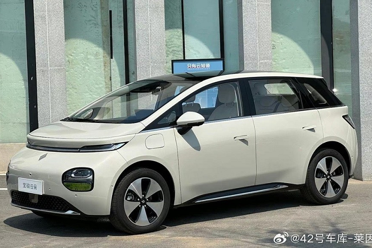  Baojun Yunduo EV 2024 mới là mẫu xe MPV điện thu hút không ít sự chú ý trong thời gian qua. Theo kế hoạch, vào cuối tháng 7 này, xe sẽ chính thức ra mắt thị trường Trung Quốc như đối thủ của BYD Dolphin. Trước thời điểm đó, những hình ảnh chụp thực tế của Baojun Yunduo đã được tung ra.