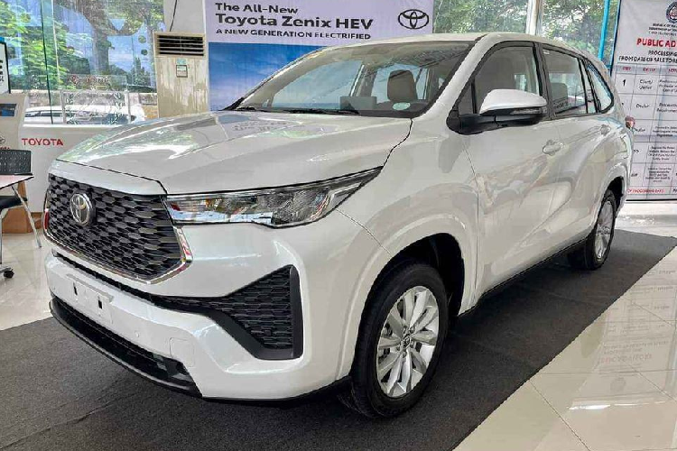 Chẳng còn bao lâu nữa, thời điểm trình làng của  Toyota Innova 2024 tại Việt Nam sẽ đến. Trong vài ngày trở lại đây, nhân viên tư vấn bán hàng tại đại lý liên tục đăng thông tin về mẫu MPV này và nhận cọc của khách hàng. Theo nhân viên tư vấn bán hàng tại đại lý, Toyota Innova thế hệ mới ở Việt Nam sẽ được đổi tên thành Innova Cross.