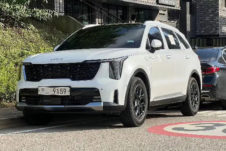 Kia Sorento thế hệ thứ tư ra mắt hồi tháng 2 năm 2020 và sau 3 năm nhà sản xuất ôtô Hàn Quốc đã chính thức trình làng phiên bản nâng cấp giữa vòng đời. Theo kế hoạch,  Kia Sorento 2024 mới sẽ được giới thiệu tại Hàn Quốc đầu tiên, sau đó là thị trường quốc tế.