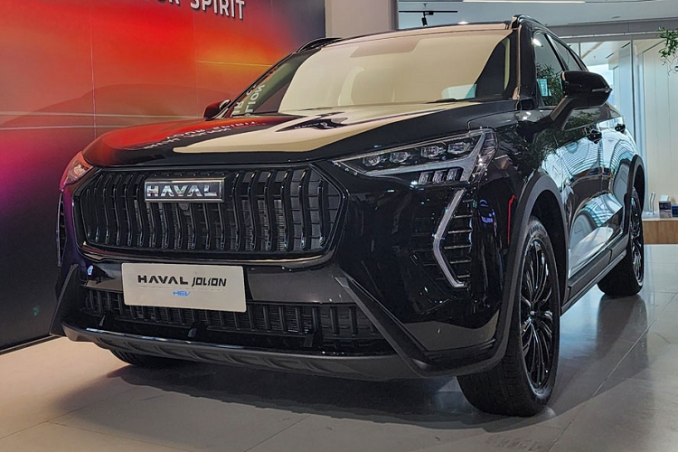 Chỉ ít ngày nữa, Haval H6 sẽ chinh thức ra mắt thị trường Việt. Nhưng tại Thái Lan dòng xe này đã ăn nên làm ra và tiếp tục ra mắt dòng xe nhỏ hơn với tên gọi Haval Jolion. Tại thời điểm ra mắt,  giá xe Haval Jolion Sport 2023 bán ra từ 799.000 baht (tương đương 543 triệu đồng). Haval Jolion Ultra có giá 999.000 baht (tương đương 688 triệu đồng).