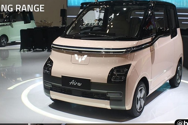 Wuling Air ev là mẫu ôtô điện giá rẻ đã bắt đầu bán ở thị trường Indonesia từ năm 2022 với 2 phiên bản Standard Range và Long Range. Đến nay, khi tham gia triển lãm Ô tô Quốc tế Gaikindo Indonesia (GIIAS) 2023, thương hiệu Wuling của liên doanh SAIC-GM-Wuling đã vén màn phiên bản mang tên  Wuling Air ev Lite 2023 mới.