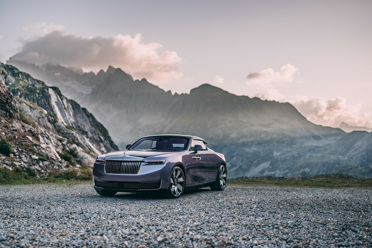 Tại sự kiện Monterey Car Week 2023 diễn ra tại bang California, Mỹ, vừa qua, Rolls-Royce đã vén màn mẫu xe siêu sang giới hạn số lượng mới mang tên Droptail. Theo hãng xe sang Anh quốc, chỉ có đúng 4 chiếc  Rolls-Royce Droptail 2024 đặc biệt được sản xuất theo yêu cầu của khách hàng, chiếc đầu tiên mang tên La Rose Noire. 