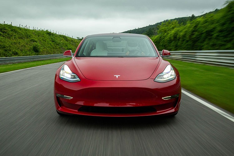  Tesla Model 3 đời 2024 ra mắt tại Đức trước khi đem về Mỹ. Ở đời 2024 này, mẫu Model 3 nổi bật nhờ phần đầu xe hoàn toàn mới với đèn pha thanh mảnh và cản va uốn cong tròn trịa hơn. Ở bên hông xe là các loại mâm 18 hoặc 19 inch với thiết kế mới, đi kèm bộ lốp mới hứa hẹn "giảm tiếng ồn khi vận hành và đem lại phạm vi hoạt động xa hơn".