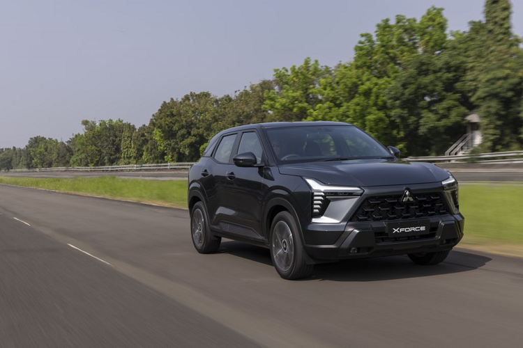  Mitsubishi XForce  Tại Triển lãm GIIAS 2023 diễn ra ở Indonesia ngày 10/8, Mitsubishi đã chính thức công bố ra mắt SUV cỡ B mới mang tên XForce. Mẫu  ôtô phổ thông này chính là phiên bản thương mại của XFC concept ra mắt tại Việt Nam từ 10/2022. Dự kiến, Mitsubishi XForce sẽ về Việt Nam cuối năm nay và nhập khẩu nguyên chiếc từ Indonesia. Hiện hệ thống đại lý chính hãng đã nhận đặt cọc xe với giá bán khoảng 700-800 triệu đồng.