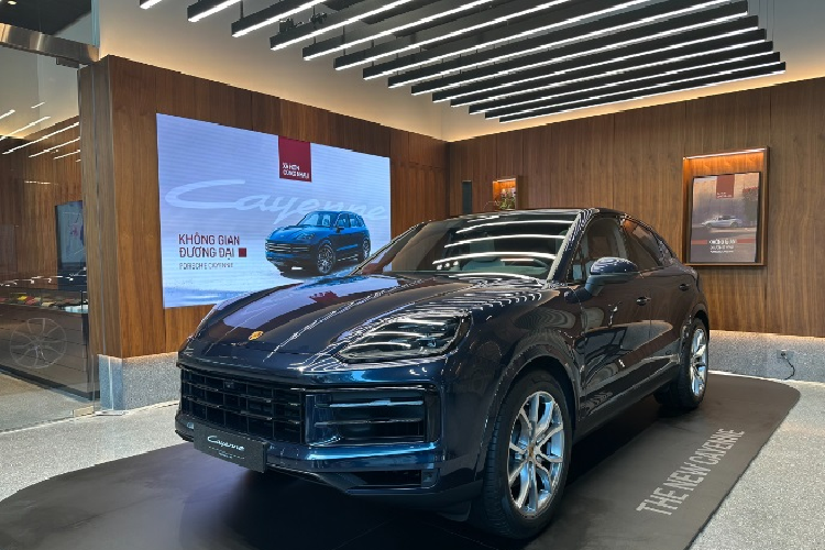 Theo đó, tại Việt Nam,  Porsche Cayenne 2024 mới sẽ được phân phối với 3 phiên bản gồm: Tiêu chuẩn, S và Turbo GT cùng với 2 biến thể SUV và Coupe SUV, xe có giá bán dao động từ 5,560 - 14,360 tỷ đồng. Ở lần nâng cấp này, Porsche Cayenne 2024 được tinh chỉnh khá nhiều ở ngoại thất lẫn nội thất.