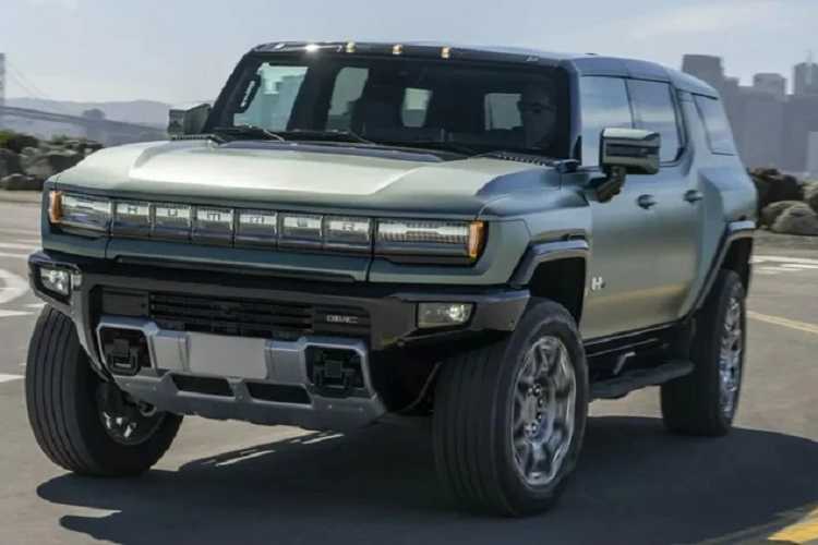  5. SUV GMC Hummer EV  Trong  top 5 ôtô điện được báo Mỹ khuyên dùng, GMC Hummer EV mang đến một cái nhìn thú vị về xe điện với thiết kế mạnh mẽ và sự tiện ích của một SUV. Đây là lựa chọn cho những người muốn sở hữu một chiếc xe điện đặc biệt và đậm chất thể thao.