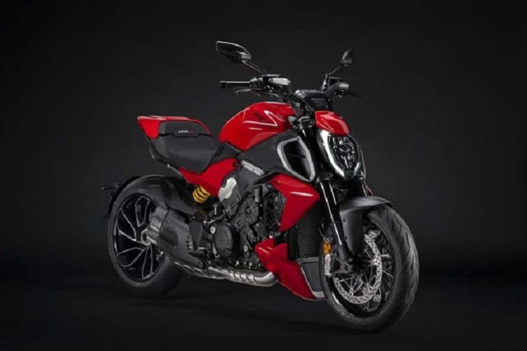 Theo đó,  Ducati Diavel V4 2024 mới được bán ra với 2 màu sắc ngoại thất bao gồm Ducati Red và Thrilling Black với mức giá khoảng 178.900 RM (tương đương 920 triệu đồng). Với thiết kế thể thao, cơ bắp, phóng khoáng đặc trưng của dòng Diavel, mẫu Ducati Diavel V4 2024 hứa hẹn sẽ chiều lòng tất cả những fan đam mê tốc độ.