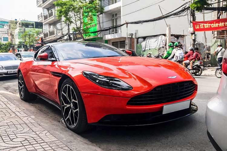 Tại Việt Nam hiện có khoảng 10 chiếc  Aston Martin DB11 tiền tỷ, tuy nhiên mỗi chiếc lại sở hữu một màu sơn khác nhau. Trong số đó, chiếc DB11 khoác trên mình lớp áo màu cam Cosmos Orange này là chiếc có màu ngoại thất nổi bật nhất.