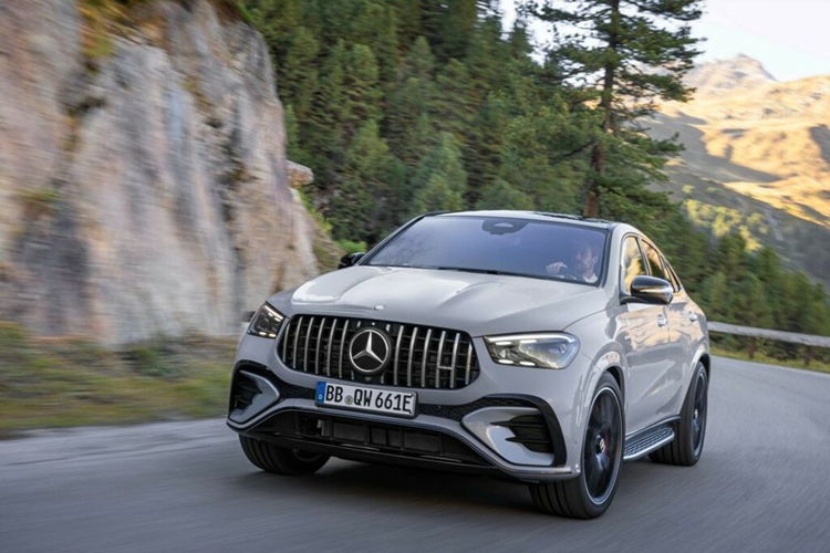 Mercedes-AMG mới đây đã ra mắt GLE 53 phiên bản động cơ PHEV. Mẫu xe  Mercedes-AMG GLE 53 PHEV 2024 mới sẽ có hai biến thể là crossover và crossover-coupe.