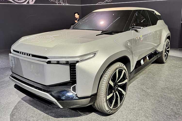 Mẫu xe SUV  Toyota,Land Cruiser Se chạy điện đã chính thức xuất hiện tại ại triển lãm Japan Mobility Show 2023, xe có kích thước dài, rộng, cao lần lượt là 5.150 x 1.990 x 1.805 (mm), đi cùng chiều dài cơ sở 3.050 mm. Kích thước này tương đồng với mẫu VinFast VF9 tại Việt Nam.