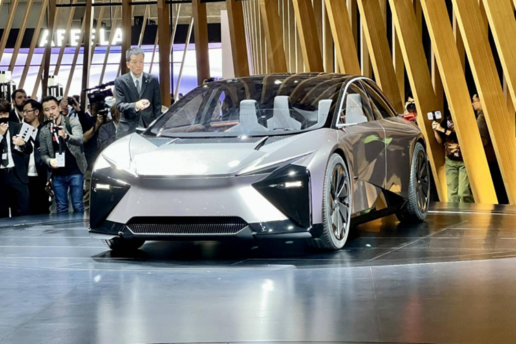 Gian hàng của thương hiệu Lexus tại triển lãm Japan Mobility Show năm nay đã thu hút sự chú ý nhờ những mẫu xe concept mới, bao gồm LF-ZC. Đây là xe concept cho thấy trước thiết kế của mẫu ô tô điện thế hệ tiếp theo sẽ ra mắt vào năm 2026. Cái tên  Lexus LF-ZC chạy điện được viết tắt từ cụm "Lexus Future Zero-Emission Catalyst".