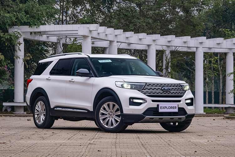 Có thể lấy ngay Mercedes-Benz GLC, BMW X3 hay Audi Q5 để làm thước đo cho  Ford Explorer tại Việt Nam. Bởi lẽ Ford Explorer đang được thương hiệu Mỹ phân phối với duy nhất một phiên bản Limited, có giá bán 2,4 tỷ đồng - tương đương các mẫu xe sang kể trên.