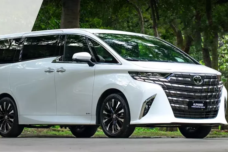  Toyota Alphard 2024 mới đã chính thức trình làng ở thị trường Nhật Bản vào hồi tháng 6 năm nay. Theo một số thông tin từ phía đại lý, mẫu MPV hạng sang này sẽ chính thức ra mắt Việt Nam trong tháng 11/2023.