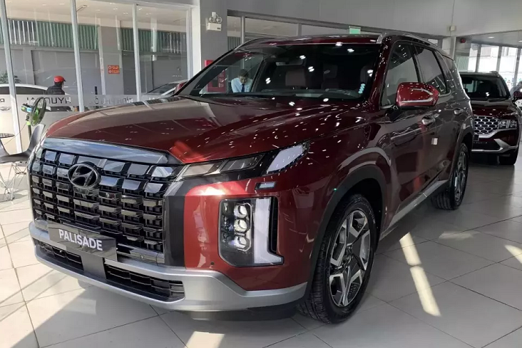  Hyundai Palisade 2024 mới là mẫu SUV cỡ lớn đã lần đầu tiên trình làng tại Việt Nam vào tháng 9 năm nay và nhanh chóng thu hút sự chú ý nhờ giá bán "mềm" hơn các đối thủ. Tuy nhiên, "ngày vui ngắn chẳng tày gang" khi mẫu xe này bị "bán bia kèm lạc" tại đại lý do cung không đủ cầu.