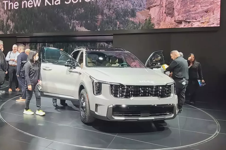 Nếu như Hyundai trình làng Santa Fe thế hệ mới tại triển lãm Ô tô Los Angeles 2023 thì Kia lại vén màn Sorento nâng cấp. Tương tự Hyundai SantaFe mới,  Kia Sorento 2024 mới cũng được giới thiệu ở thị trường nội địa Hàn Quốc vào tháng 8 năm nay. Mỹ là thị trường thứ hai đón nhận mẫu SUV hạng trung này.